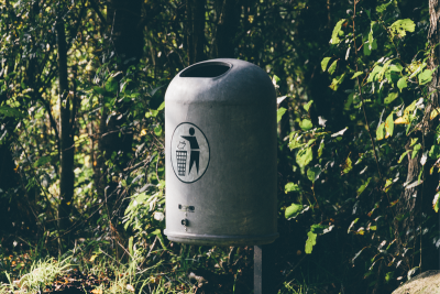 The sanitary challenge of opening the toilet bin with your hands